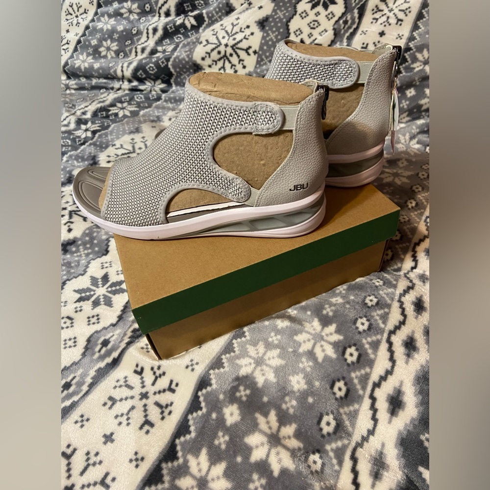 New JBU sandals in sz 12 and color light gray.